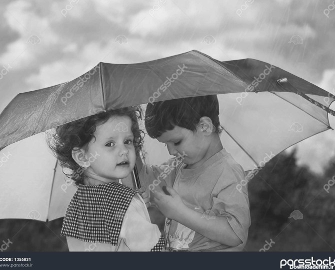 مقدار کمی دختر و پسر قایم شدن زیر یک چتر از باران خیلی 1355021