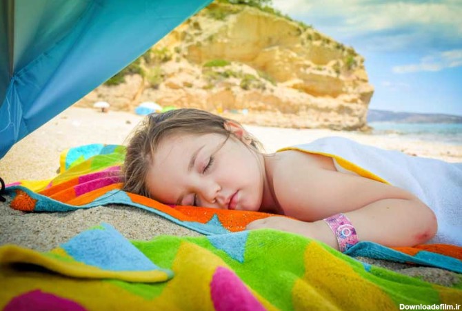 دانلود تصویر دختر خوابیده کنار ساحل | تیک طرح مرجع گرافیک ایران