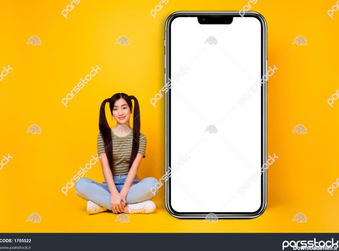 عکس دختر وبلاگ نویس ناز که در کنار صفحه نمایش تلفن بزرگ نشسته است ...