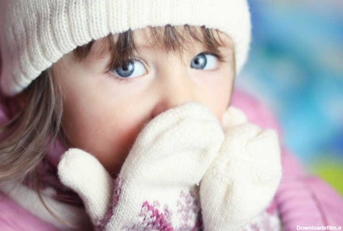 دانلود تصویر با کیفیت دختر چشم آبی و دستکش زمستانی