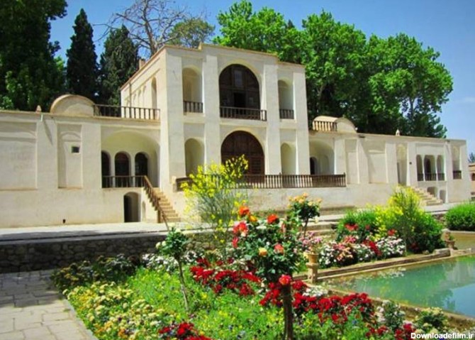 نمای عمارت باغ شاهزاده ماهان از کنار در بهار