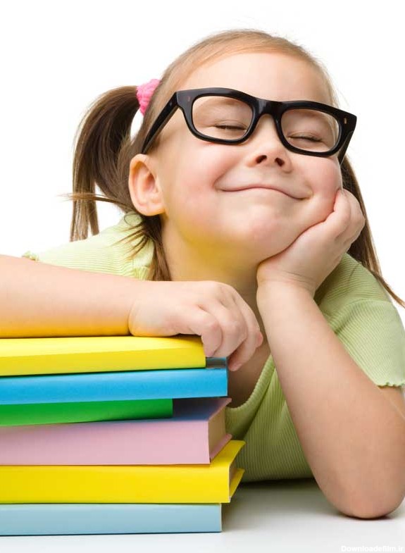 دانلود تصویر باکیفیت دختر بچه عینکی و دفتر های رنگی | تیک طرح مرجع ...
