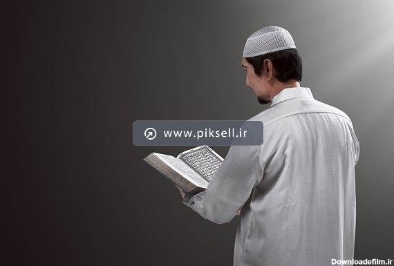 تصویر با کیفیت از مرد مسلمان عرب در حال قرائت قرآن