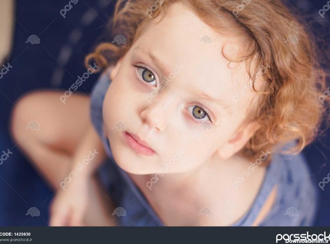 تصویر کوچک نزدیک یک دختر کوچک ناز با موهای فرفری 1425930