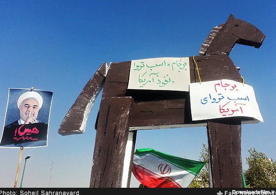 اسب تراوا در تجمع دلواپسان ایران و آمریکا (عکس)