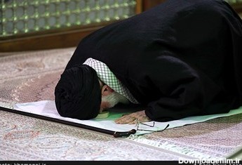 اقامه نماز توسط رهبر انقلاب در کنار مرقد مطهر امام راحل