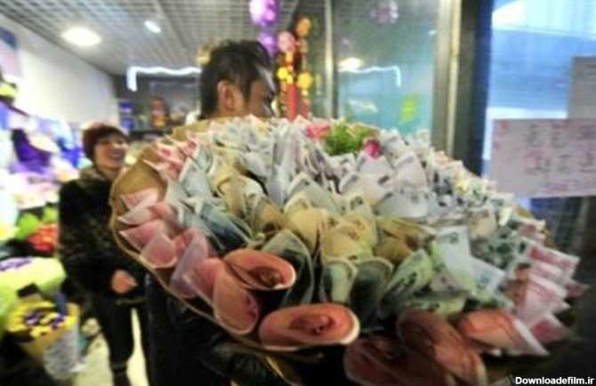 دسته گل پولی یک مرد برای همسرش جنجالی شد! +عکس