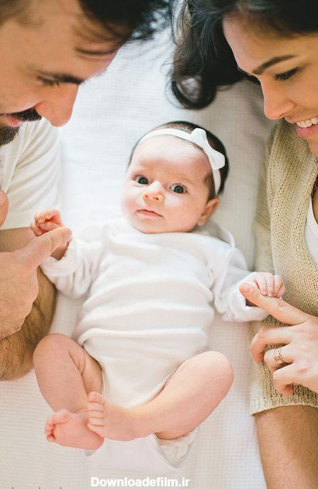 ژست های زیبای عکس نوزاد با پدر و مادر در خانه - مجله چند ماهمه