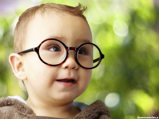 دانلود تصویر با کیفیت چهره کودک عینکی تپل