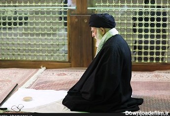 اقامه نماز توسط رهبر انقلاب در کنار مرقد مطهر امام راحل