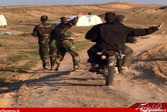 عکس/بازدید سرلشکر سلیمانی از کمپ مجاهدین عراقی با موتور سیکلت