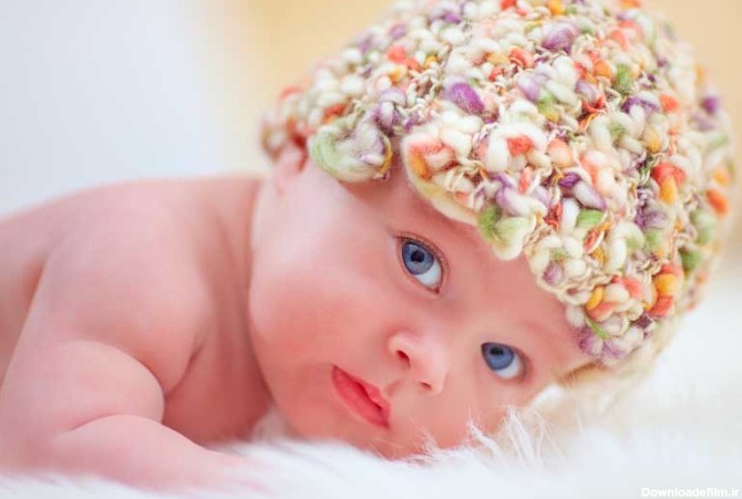 دانلود تصویر باکیفیت چهره نوزاد با کلاه رنگی و زیبا