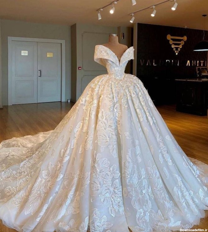 مدلی زیبا از لباس عروس