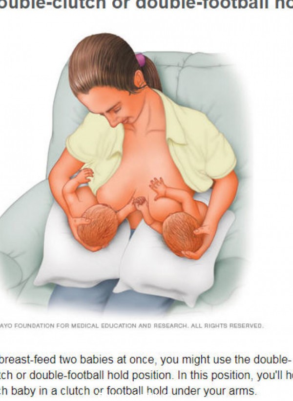 خوردن نوزاد دوقلو عکس شیر مادر به بچه بزرگ