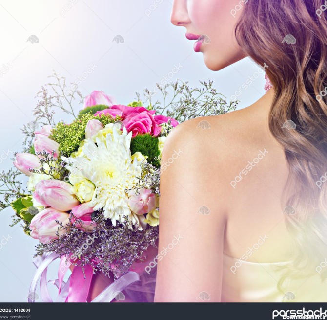 عکس پروفایل پرتره یک دختر با گل در دست نیمه صورت 1462604