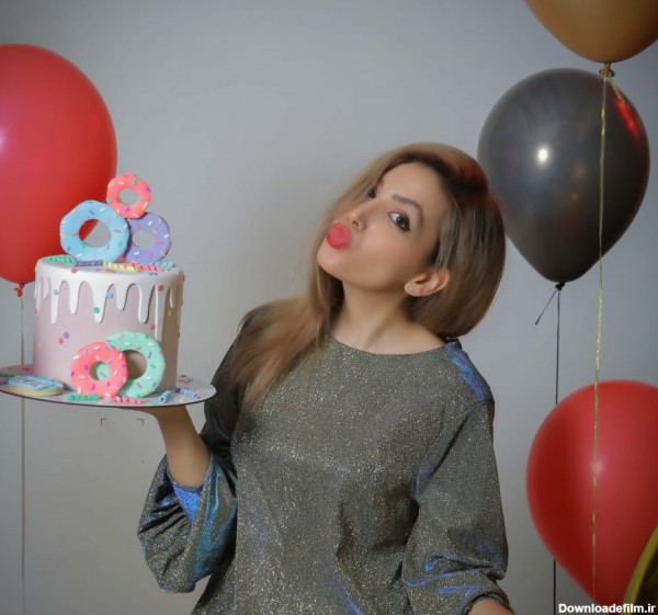 ژست عکس با کیک تولد برای خانم ها و آقایان در سنین مختلف
