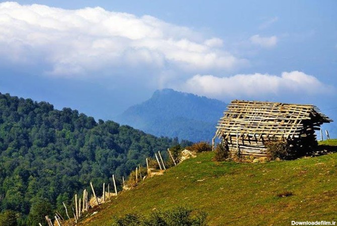 کلبه روستایی در ارتفاعات ییلاق مازیچال رو به جنگل انبوه