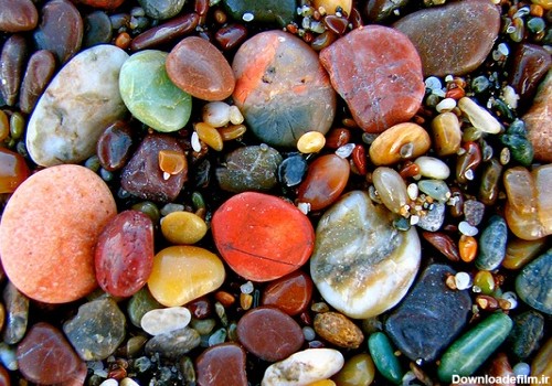 سنگ های کنار دریا
