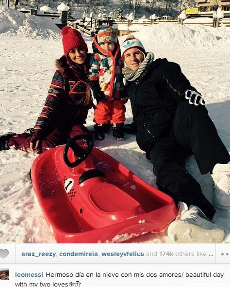 برف بازی لیونل مسی با خانواده اش + عکس - مهین فال