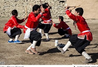 حرکات نمایشی در آئین عروسی سنتی کرمانچ در روستای آدینه قلی خراسان شمالی