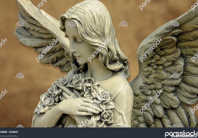فرشته سنگی با گل های رز 1536947