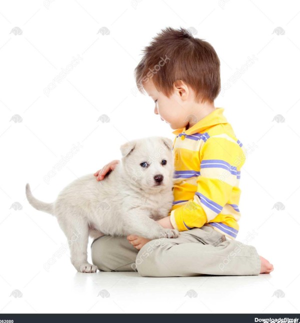 توله سگ بغل کردن بچه روی زمینه سفید 1062080