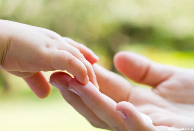 دانلود تصویر باکیفیت دست تپل کودک در دست مادر