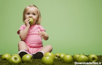 عکس بچه و سیب سبز