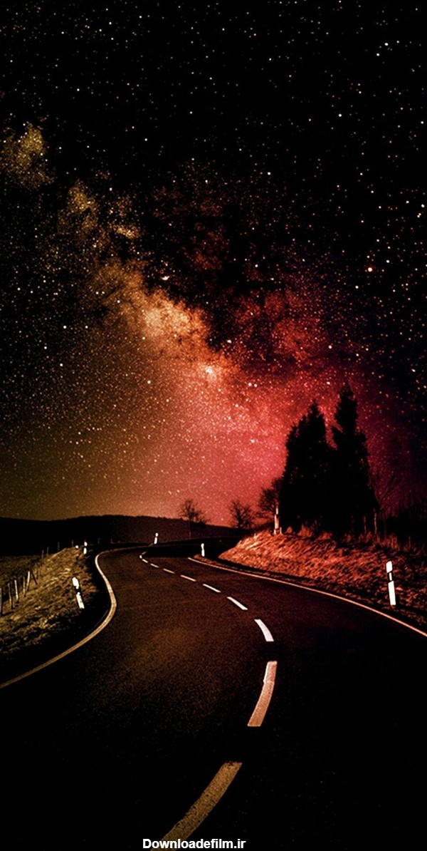 والپیپر یک جاده در شب با آسمان زیبای پر ستاره برای موبایل
