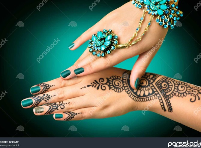 دست زن با حنا گذاشتن سیاه و سفید دست دختر عروس های هندی با حنا ...