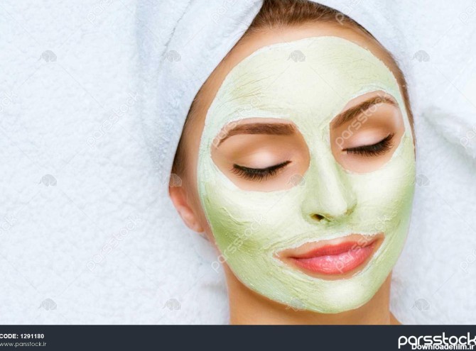آبگرم زن استفاده از ماسک صورت خاک رس درمان های زیبایی عکس های ...