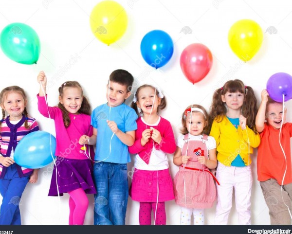 گروه بزرگ از کودکان شاد با بالن در دیوار سفید 1032447