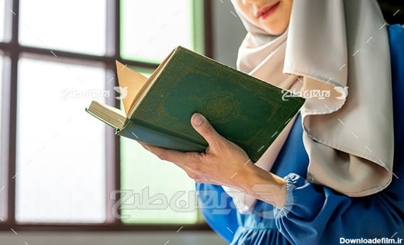 عکس زن با حجاب در حال کتاب خواندن