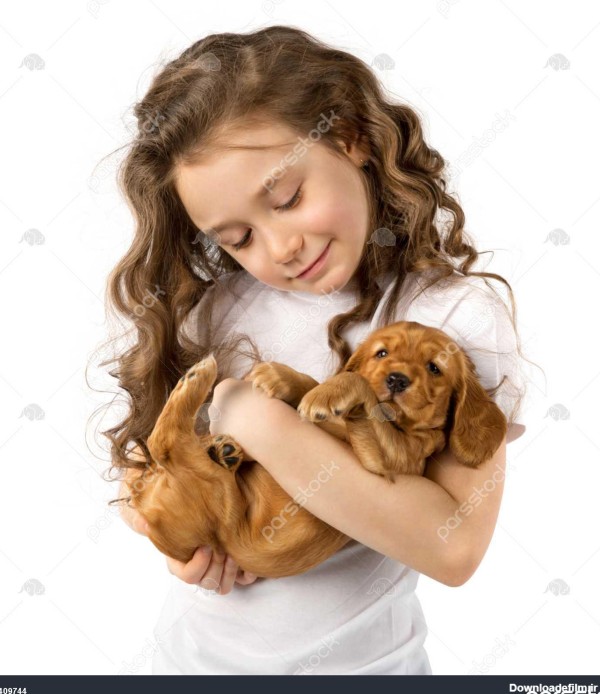 دختر کوچک با توله سگ قرمز جدا شده بر روی زمینه سفید بچه دوست ...