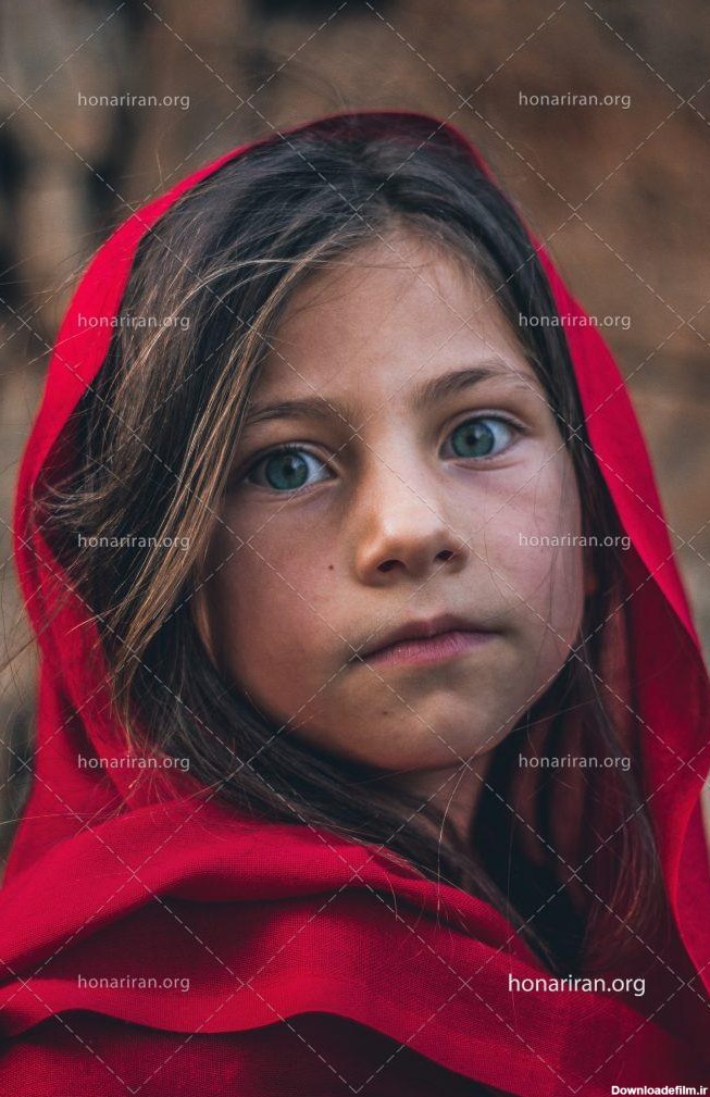 عکس با کیفیت دختر بچه زیبا با موهای پریشان شال قرمز ...