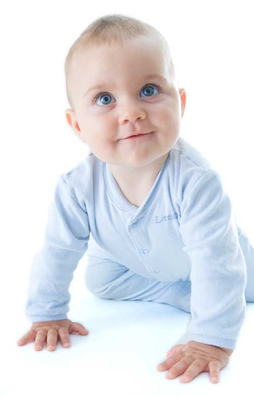 دانلود تصویر با کیفیت نوزاد با نمک با لباس و چشم های آبی