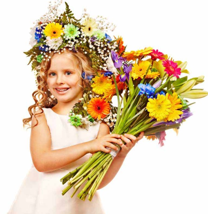 دانلود تصویر با کیفیت دختر بچه با دسته گل رنگی و زیبا