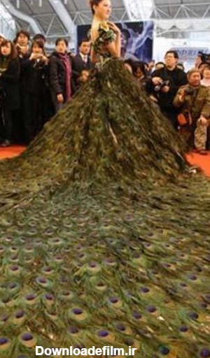 عکس های لباس عروسی جالب با 3 هزار پر طاووس!