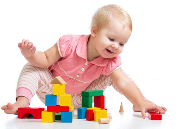 دانلود تصویر با کیفیت کودک در حال بازی با خانه سازی