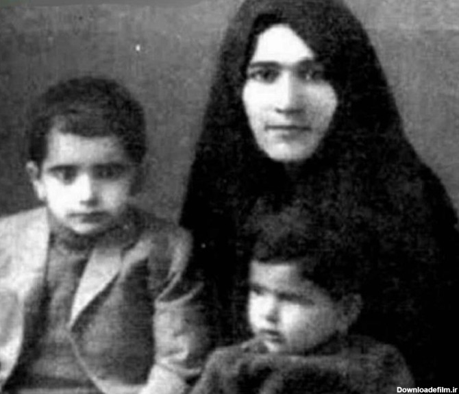 تصویر قدیمی از کودکی استاد شجریان در کنار مادر و برادرش | طرفداری