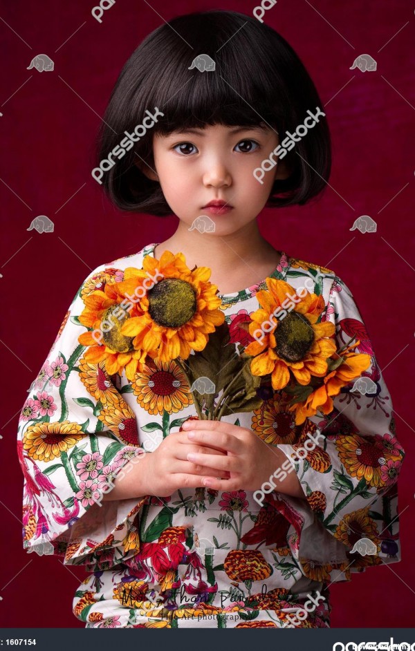 دختر بچه چینی با گل های آفتابگردان 1607154