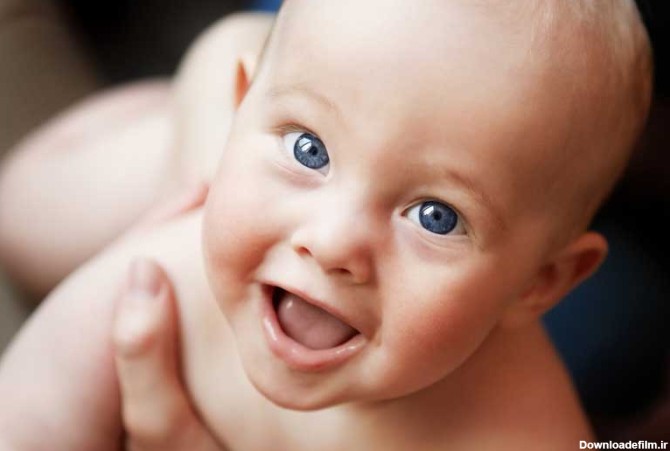 دانلود تصویر باکیفیت چهره نوزاد خندان چشم آبی