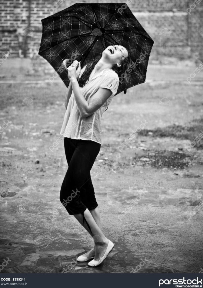 زن زیر باران با چتر 1385241