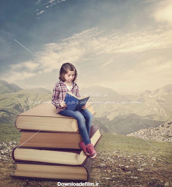 عکس با کیفیت مطالعه کودک در فضای رویایی نشسته روی کتاب های بزرگ در ...