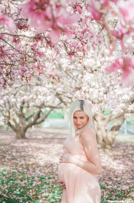 ژست عکس بارداری در بهار و فضای باز - چندماهمه