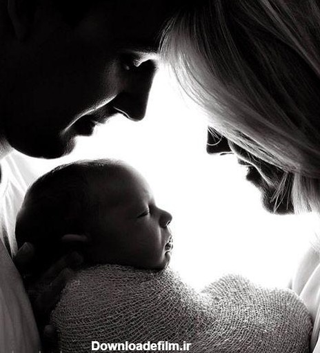 عکس نوزاد دختر با پدر و مادر