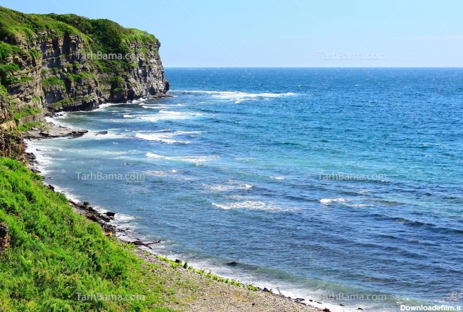 تصویر با کیفیت برخورد موج دریا با ساحل صخره ای