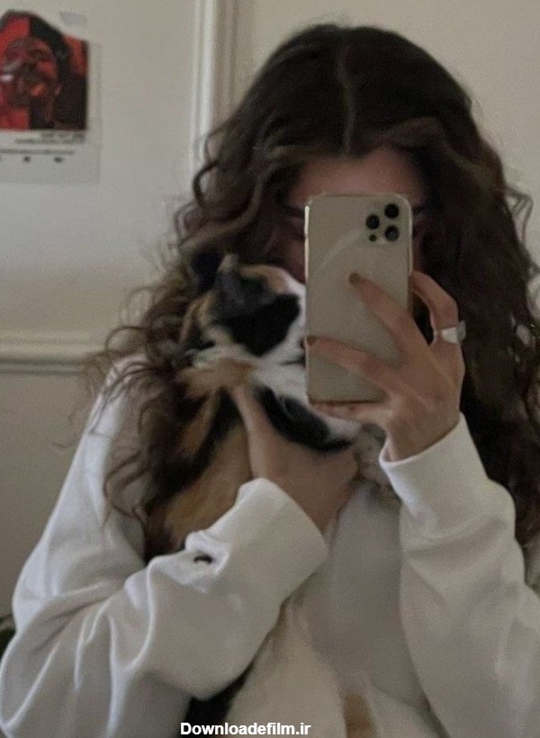 عکس پروفایل سلفی دختر زیبا با گربه اش در آینه با کیفیت بالا