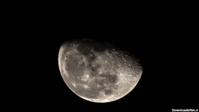عکس و تصویر زمینه از نیمه ماه در شبی تاریک و آسمانی صاف