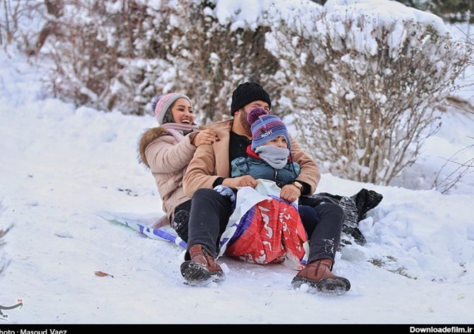 عکس/ شادی مردم تبریز بعد از بارش برف
